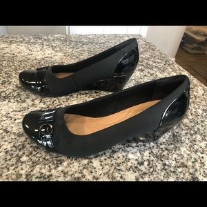 Clarks Flores Poppy Wedge Pump Black 10